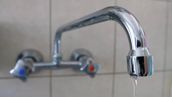 Musluk suyu damlıyor. Su israfı