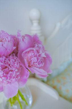 Odada bir demet pembe şakayık çiçeği