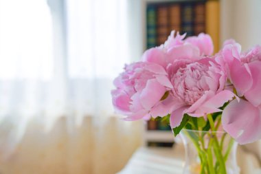 Odada bir demet pembe şakayık çiçeği