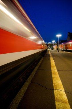 tren istasyonu tarafından gece yarışı