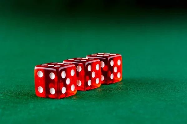 Три красных кубика в казино — стоковое фото