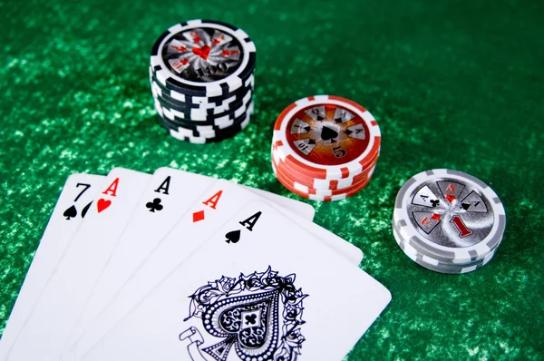 Cinco cartas de jogo e três fichas de pilhas — Fotografia de Stock