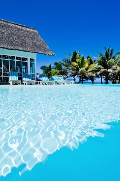 Dom z basenem w mauritius — Zdjęcie stockowe