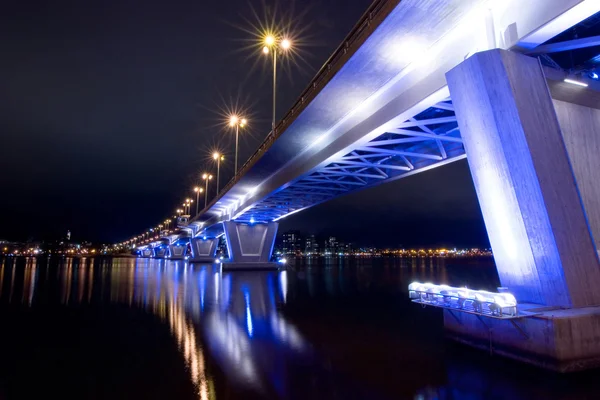 Ponte de concreto iluminado maravilhoso à noite — Fotografia de Stock