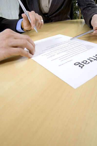 Деловые люди подписывают контракт
