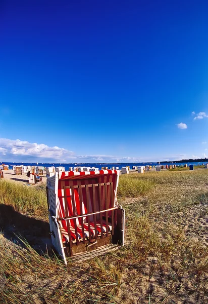 Praia com um céu azul radiante — Fotografia de Stock