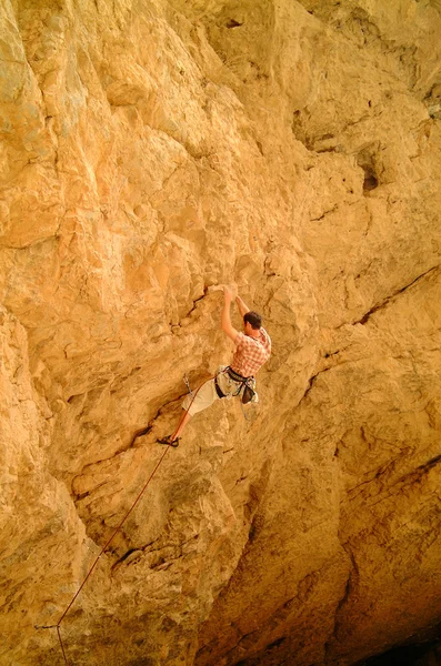 Freeclimber en una pared empinada — Foto de Stock