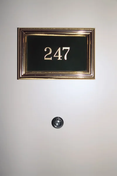 Número de habitación y mirilla en la puerta principal — Foto de Stock
