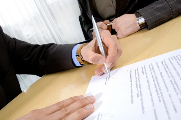 iş adamları ile sözleşme