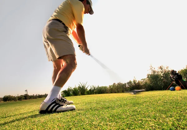 Homem a jogar golfe — Fotografia de Stock