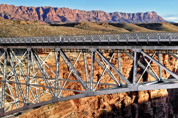 Ponte in acciaio sul canyon — Foto Stock