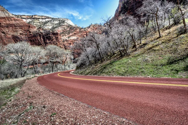 New road in quaint landscape — Stock Photo, Image