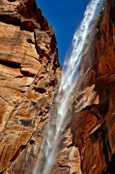 Cascata tra le rocce — Foto Stock