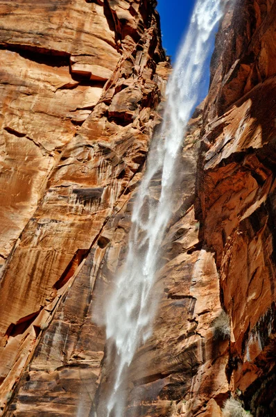 Cascata tra le rocce — Foto Stock