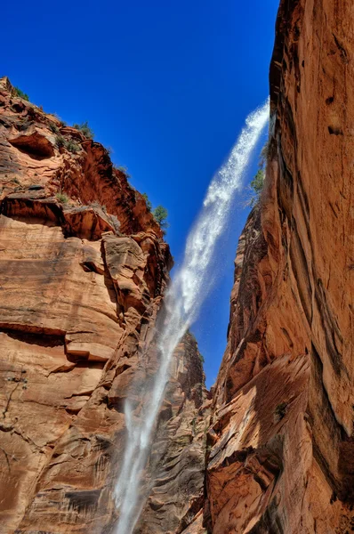 Cascata tra le rocce — Foto Stock