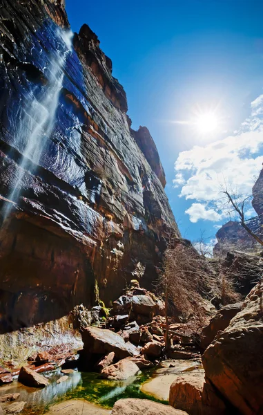 崖の上の滝 — ストック写真