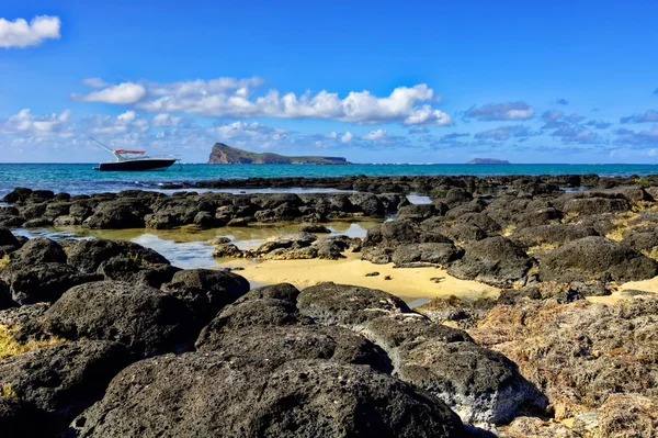 Mauritius north coast kayalarda — Stok fotoğraf