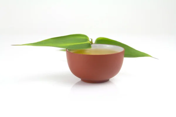 Čaj a zelenými listy — Stock fotografie