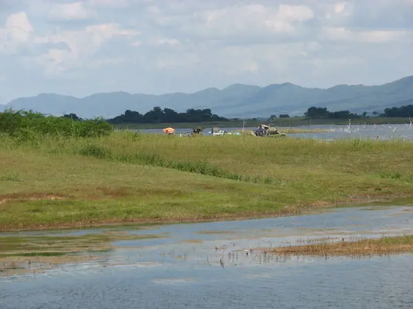 川と船を背景にした美しい湖の写真です — ストック写真