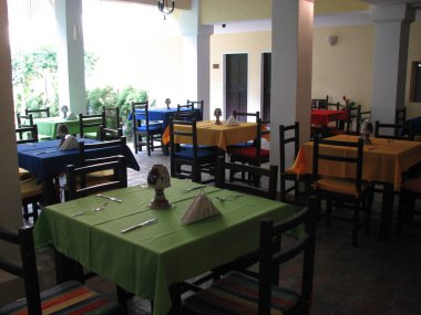 Masası ve sandalyeleri olan bir odanın içinde.