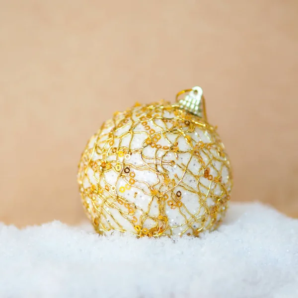 Χρυσή Χριστουγεννιάτικη Μπάλα Μια Χιονοστιβάδα Ένα Φόντο Σκάφος — Φωτογραφία Αρχείου