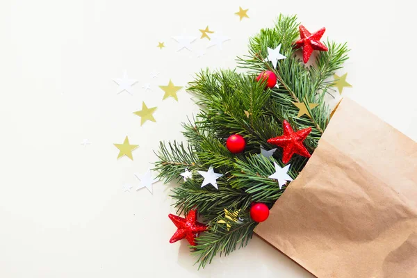 Fondo Navidad Ramas Abeto Paquete Artesanía Estrellas Blancas Rojas Doradas —  Fotos de Stock