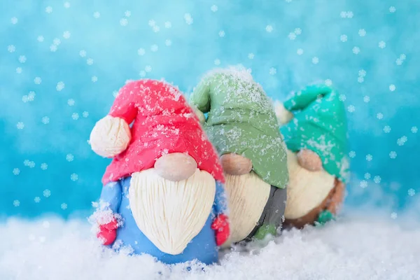 Carte Noël Trois Figures Gnomes Drôles Recouverts Neige Tiennent Les — Photo
