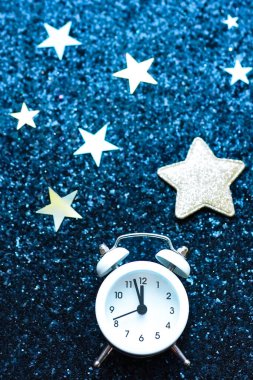 Yıldızlı, siyah, parlak bir arka planda beyaz çalar saat. Uykusuzluk kavramı