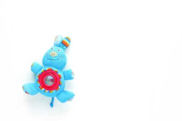 白色背景的蓝色滑稽野兔儿童玩具 — 图库照片
