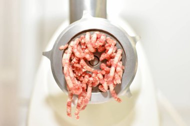 Elektrikli et öğütücüsünde kıyma işlemi. Yüksek kalite fotoğraf