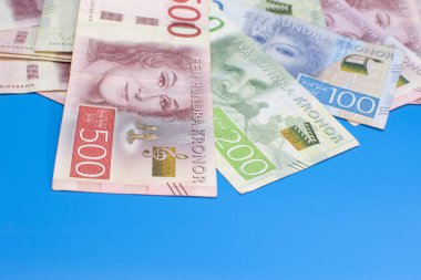Mavi arka planda farklı mezheplerden İsveç kronu banknotları. Yüksek kalite fotoğraf