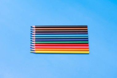 mavi arkaplanda renkli tahta kalemler