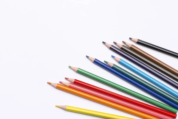 Lápis coloridos são espalhados em um fundo branco. suprimentos para criatividade e estudo Fotografias De Stock Royalty-Free
