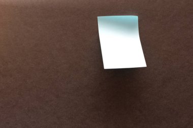 Koyu bir yüzeydeki notlar için boş mavi etiket