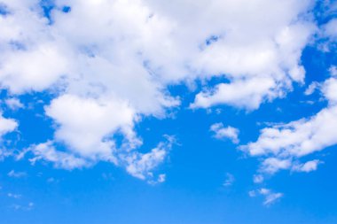 Mavi gökyüzünde beyaz ışık bulutları. Yüksek kalite fotoğraf