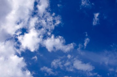 Mavi gökyüzünde beyaz ışık bulutları. Yüksek kalite fotoğraf