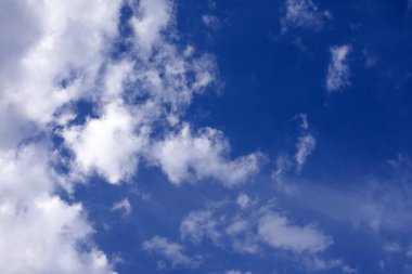 Mavi gökyüzünde beyaz ışık bulutları. Yüksek kalite fotoğraf