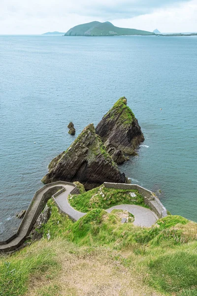 İrlanda 'nın batı maliyetini gören bir nefes, Dingle yarımadasında yaz aylarında Slea Head yolculuğu, İrlanda
