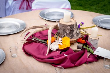 Düğün resepsiyonunda masanın ortası.