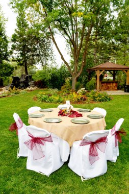 Açık havada düğün resepsiyonu masası. 