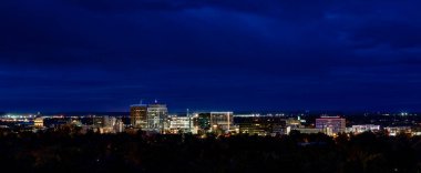 Boise Skyline üzerinde koyu mavi gece gökyüzü 