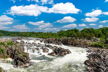 Güzel Potomac Nehri Great Falls 'taki kayaların üzerinden akıyor.