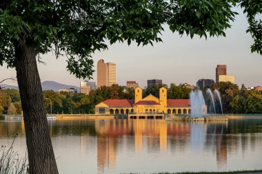 Denver Colorado 'nun ağaç ve ufuk çizgisi