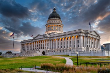 Utah 'ta, Salt Lake şehrinin başkentinin üstündeki gökyüzünün ılık sabah renkleri