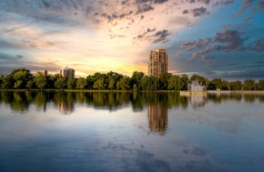 Güzel gökyüzü olan bir gölette daire yansıması.