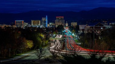 Capital Bulvarı. Boise Skyline ile araba ışıkları gecesi.