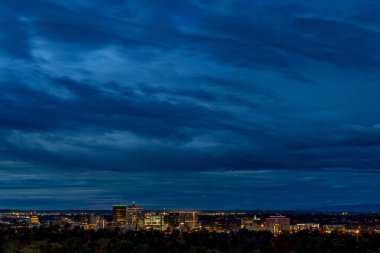 Boise 'nin üzerinde aydınlık ufuk çizgisiyle gece gökyüzü