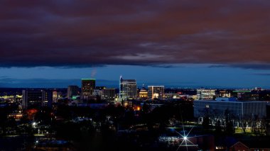 Boise Idaho 'nun güzel silueti ve ışıklar açıkken gece