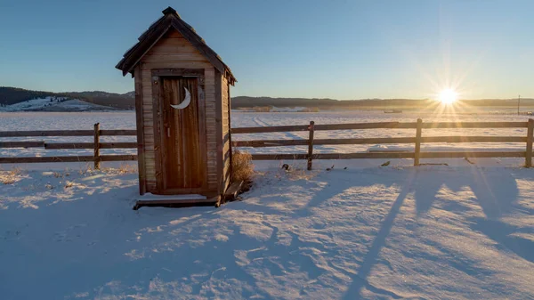 Зимний Фермерский Туалет Солнечными Лучами — стоковое фото