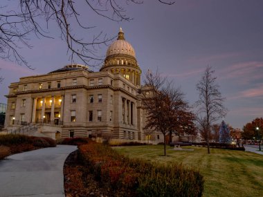 Idaho Capital 'in önündeki Noel ağacı